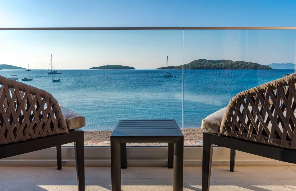Beachfront 4-Bedroom Villa in Korčula (Sleeps 8)
