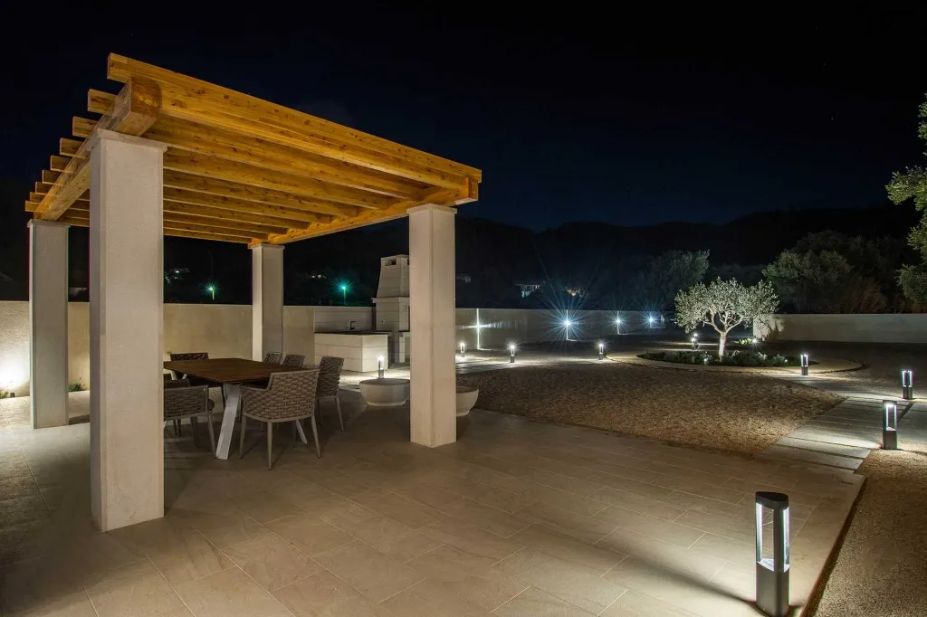 Beachfront 4-Bedroom Villa in Korčula (Sleeps 8)