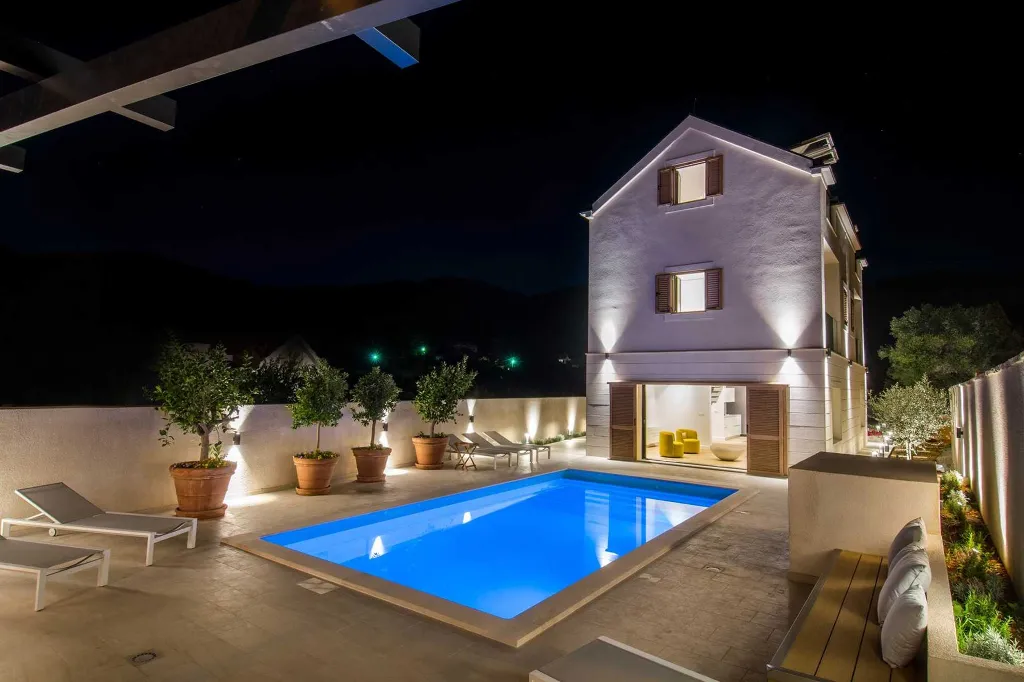 Beachfront 4-Bedroom Villa in Korčula (Sleeps 8)