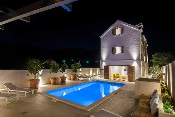 Beachfront 4-Bedroom Villa in Korčula (Sleeps 8)