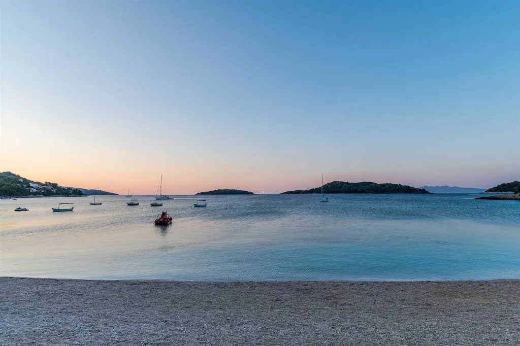 Beachfront 4-Bedroom Villa in Korčula (Sleeps 8)