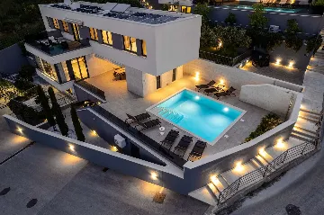 4-Bedroom Villa with Heated Pool in Omiš