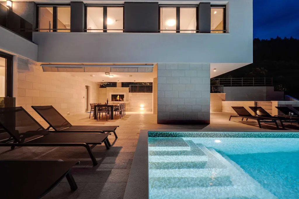 Omiš 4-Bedroom Villa for 8 with Heated Pool