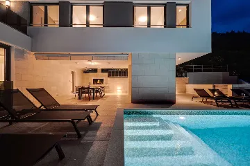 Omiš 4-Bedroom Villa for 8 with Heated Pool