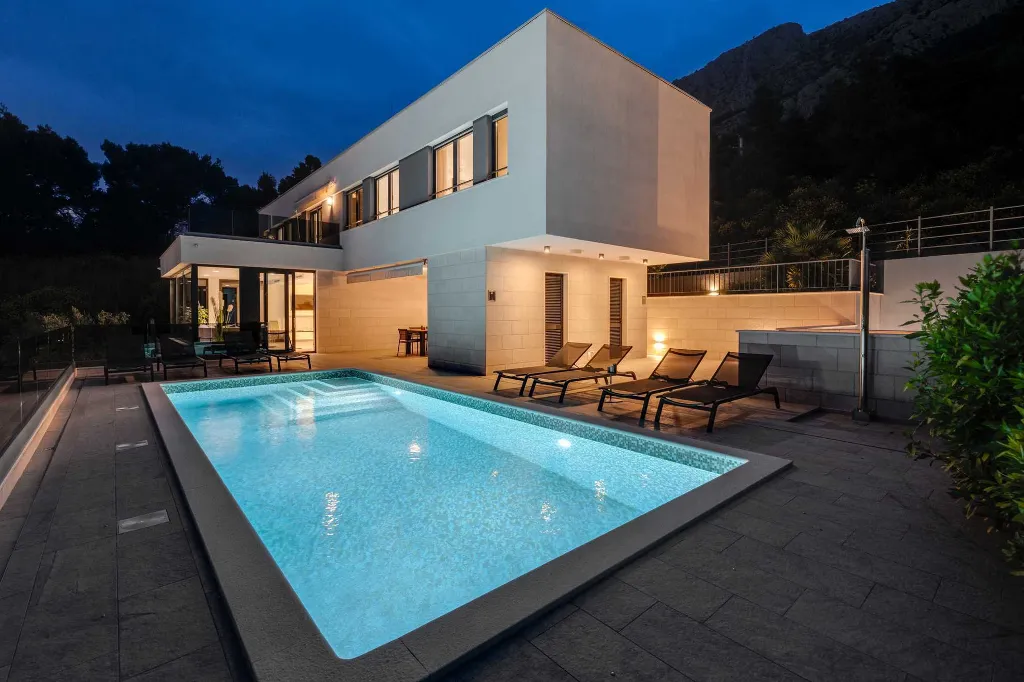 Omiš 4-Bedroom Villa for 8 with Heated Pool