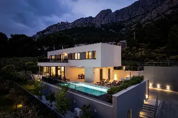 Omiš 4-Bedroom Villa for 8 with Heated Pool
