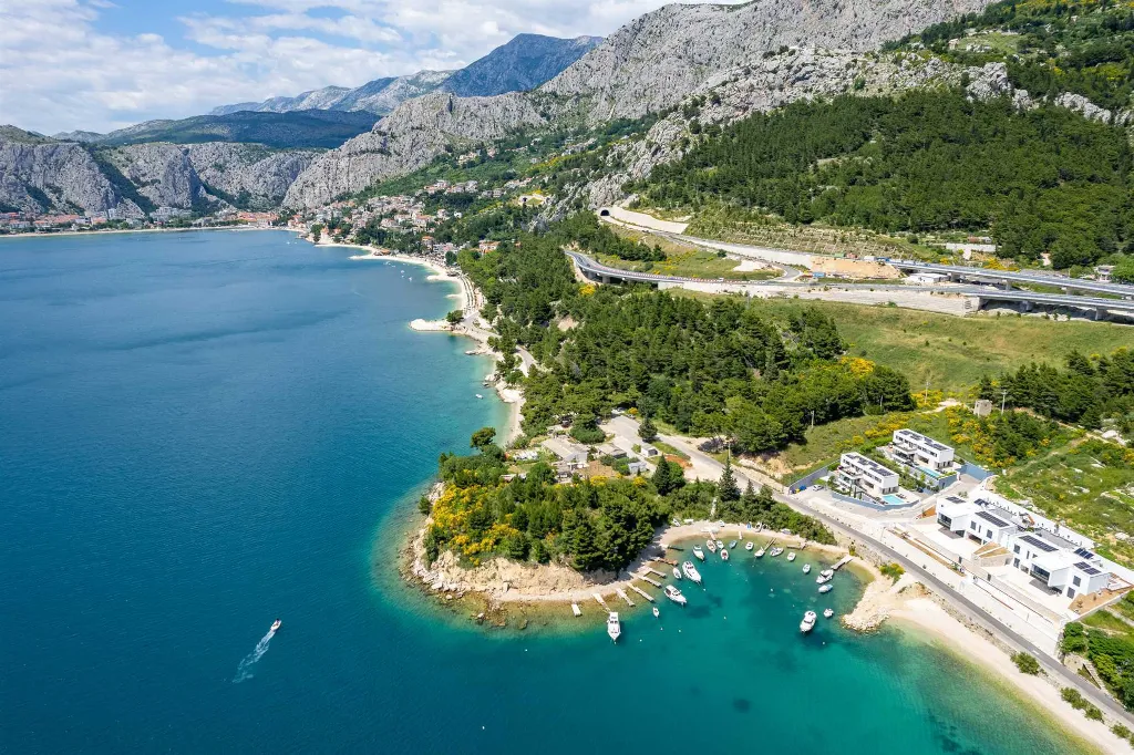 Omiš 4-Bedroom Villa for 8 with Heated Pool