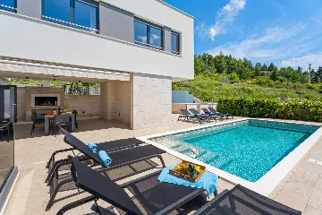 Omiš 4-Bedroom Villa for 8 with Heated Pool