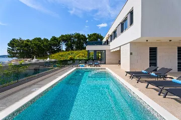 Omiš 4-Bedroom Villa for 8 with Heated Pool