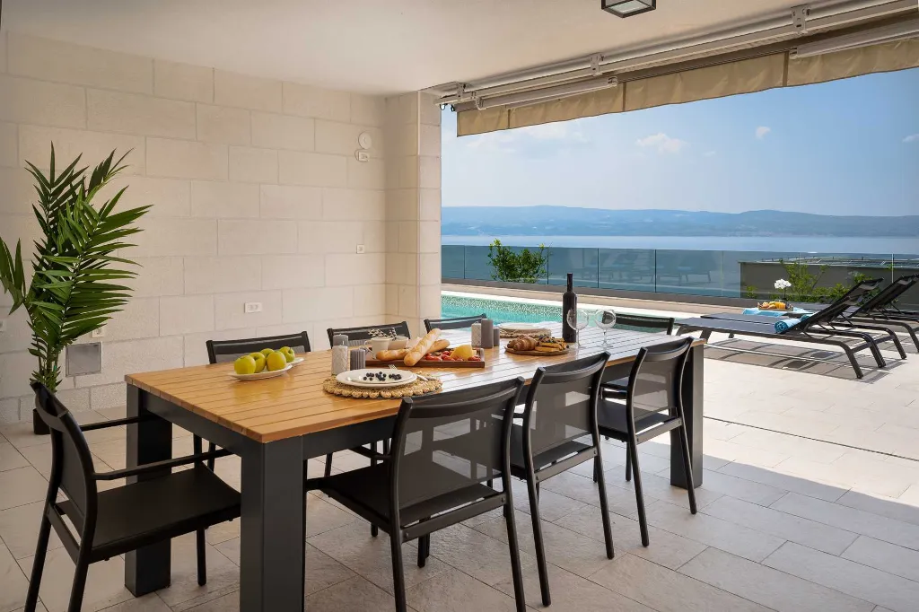 Omiš 4-Bedroom Villa for 8 with Heated Pool