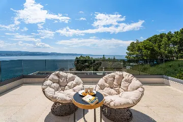 Omiš 4-Bedroom Villa for 8 with Heated Pool