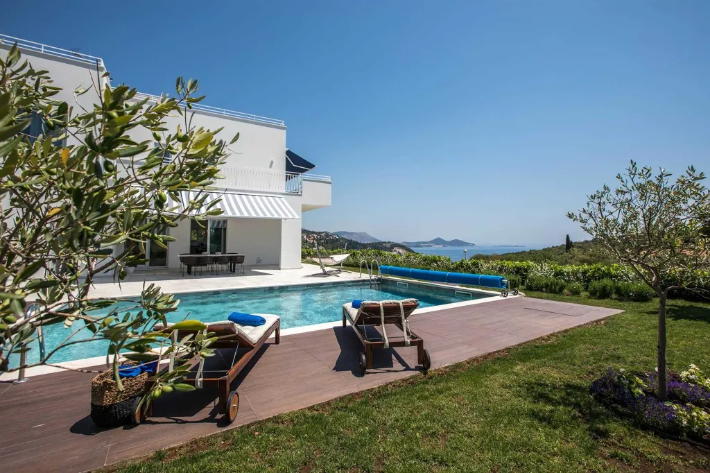 4-Bedroom Villa with Heated Pool in Orašac