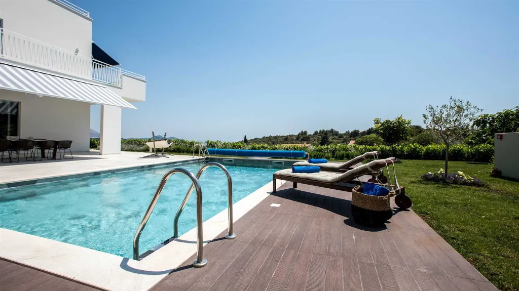4-Bedroom Villa with Heated Pool in Orašac