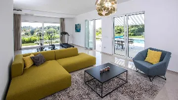 4-Bedroom Villa with Heated Pool in Orašac