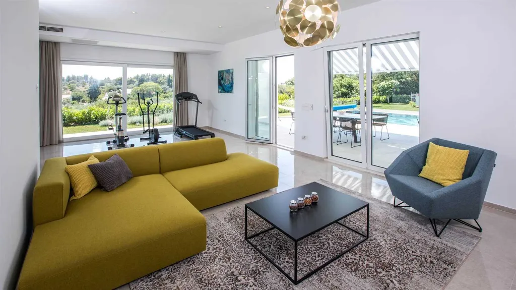 4-Bedroom Villa with Heated Pool in Orašac