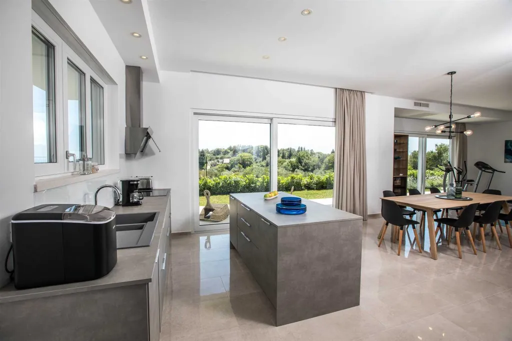 4-Bedroom Villa with Heated Pool in Orašac