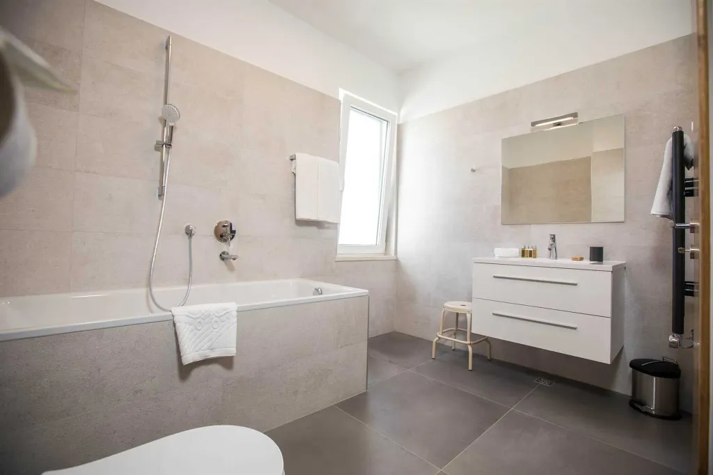 4-Bedroom Villa with Heated Pool in Orašac