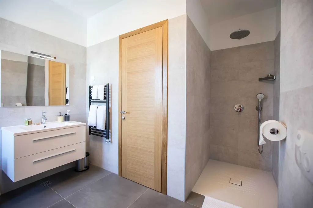 4-Bedroom Villa with Heated Pool in Orašac