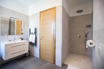 4-Bedroom Villa with Heated Pool in Orašac