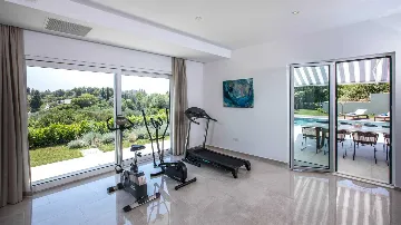 4-Bedroom Villa with Heated Pool in Orašac