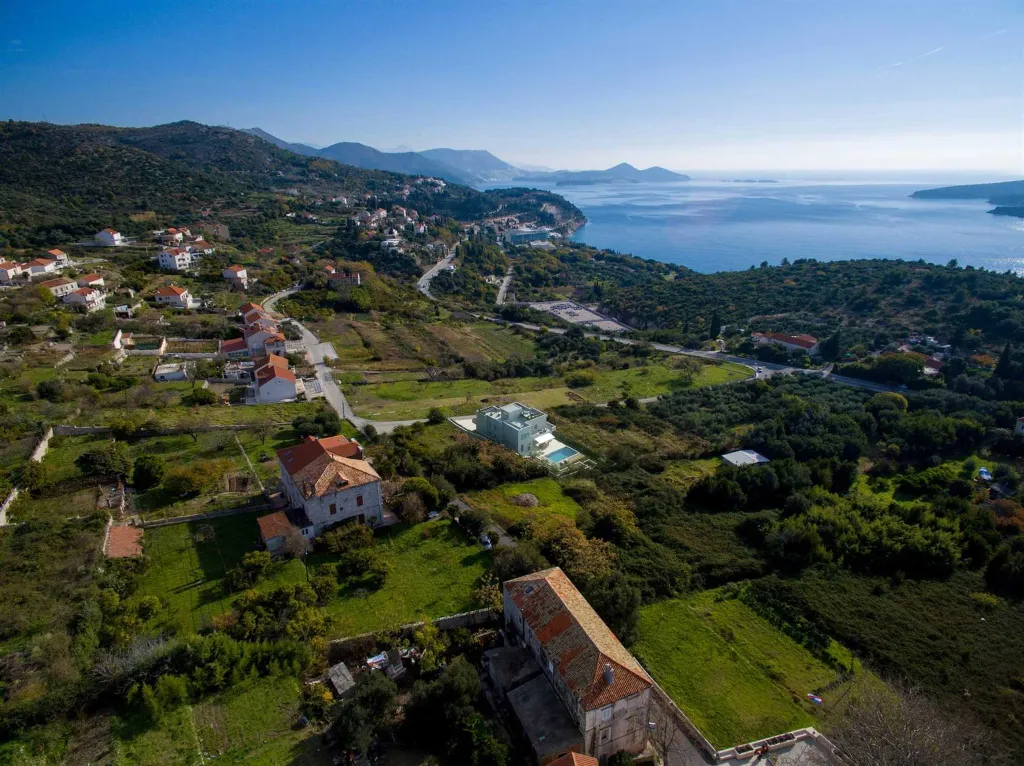 4-Bedroom Villa with Heated Pool in Orašac