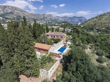 5-Bedroom Villa with Private Pool in Mlini