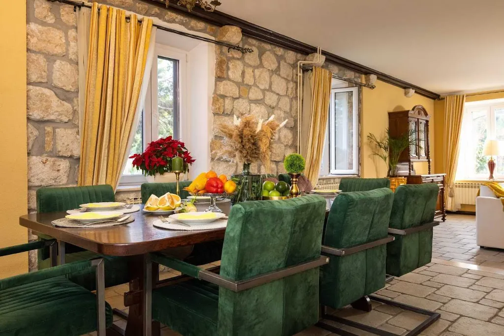 5-Bedroom Villa with Private Pool in Mlini