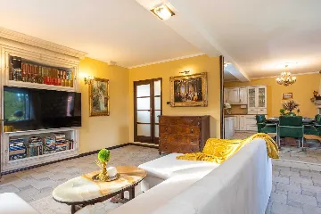 5-Bedroom Villa with Private Pool in Mlini