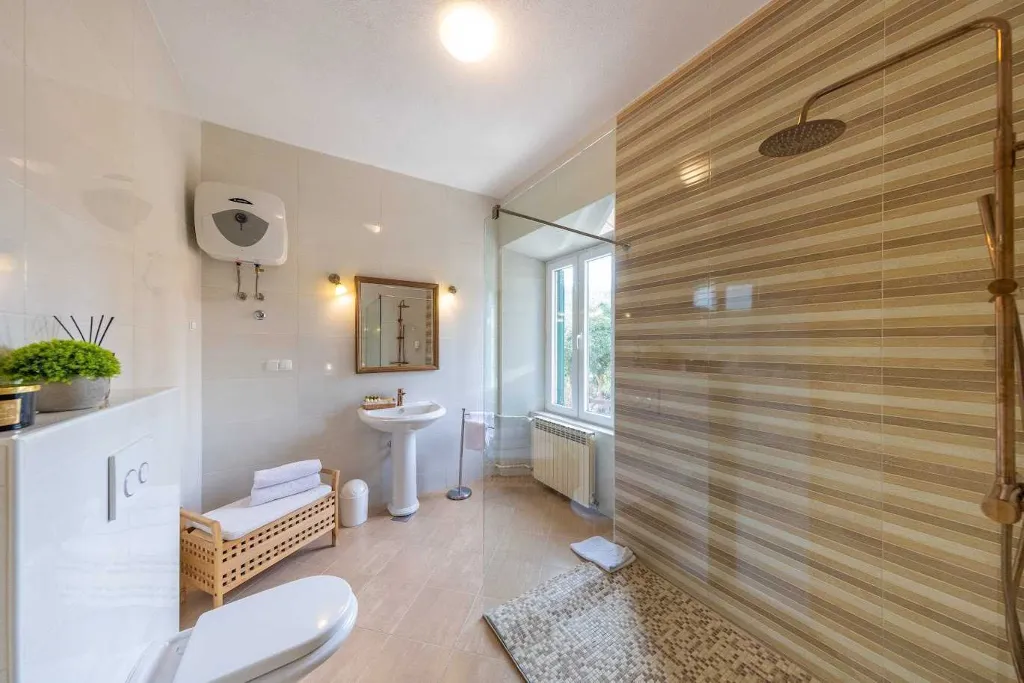 5-Bedroom Villa with Private Pool in Mlini