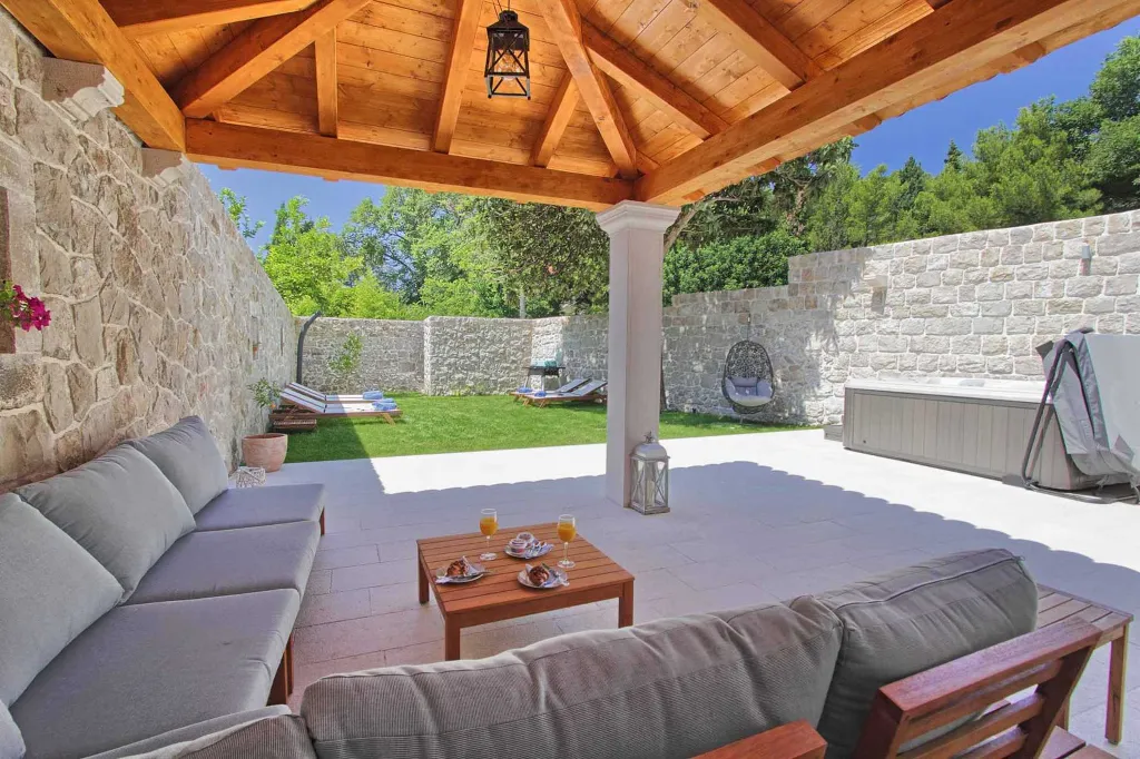 4-Bedroom Stone Villa with Jacuzzi in Cavtat