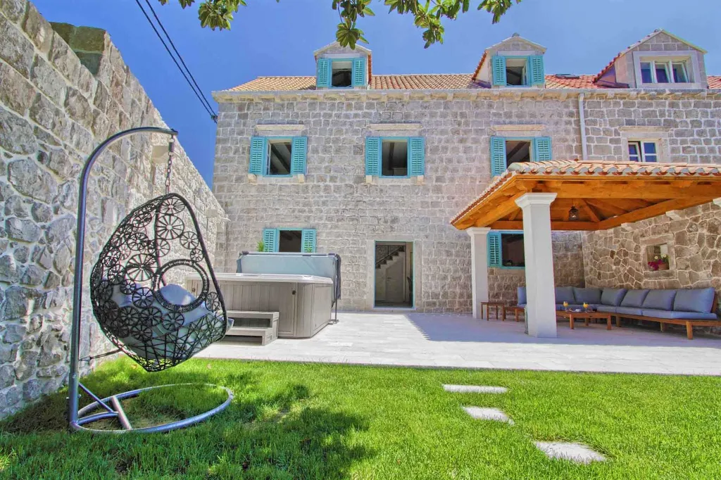 4-Bedroom Stone Villa with Jacuzzi in Cavtat