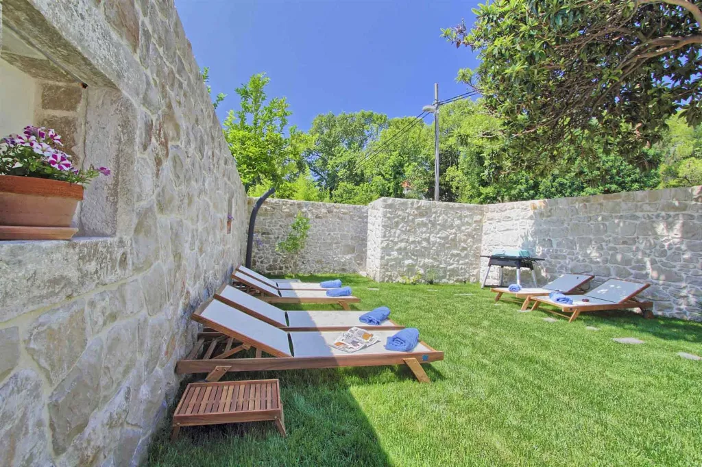 4-Bedroom Stone Villa with Jacuzzi in Cavtat