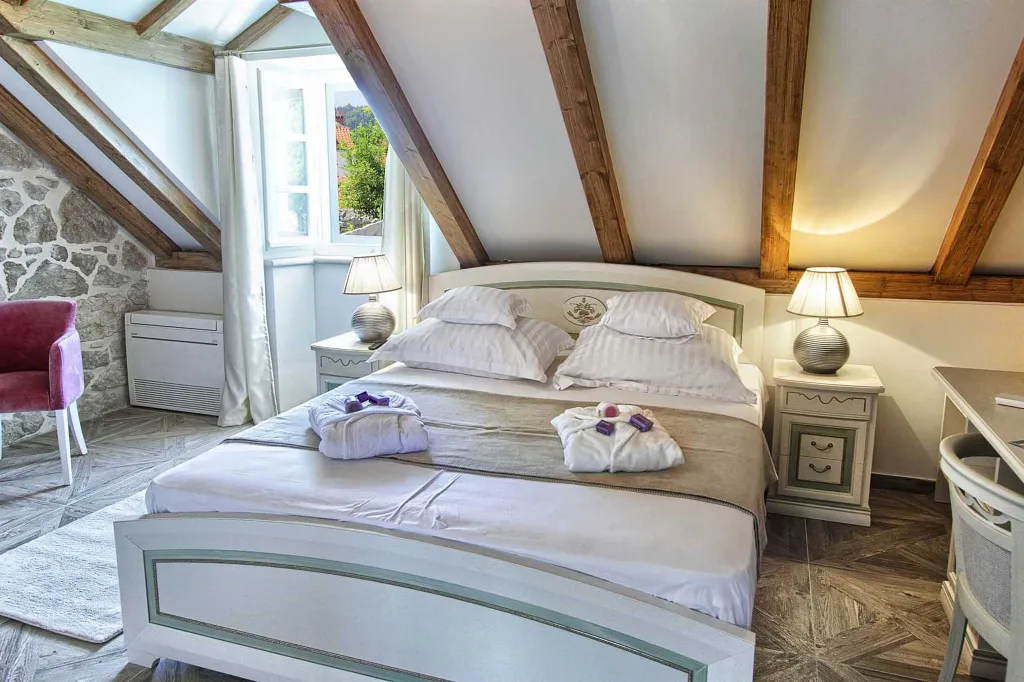 4-Bedroom Stone Villa with Jacuzzi in Cavtat