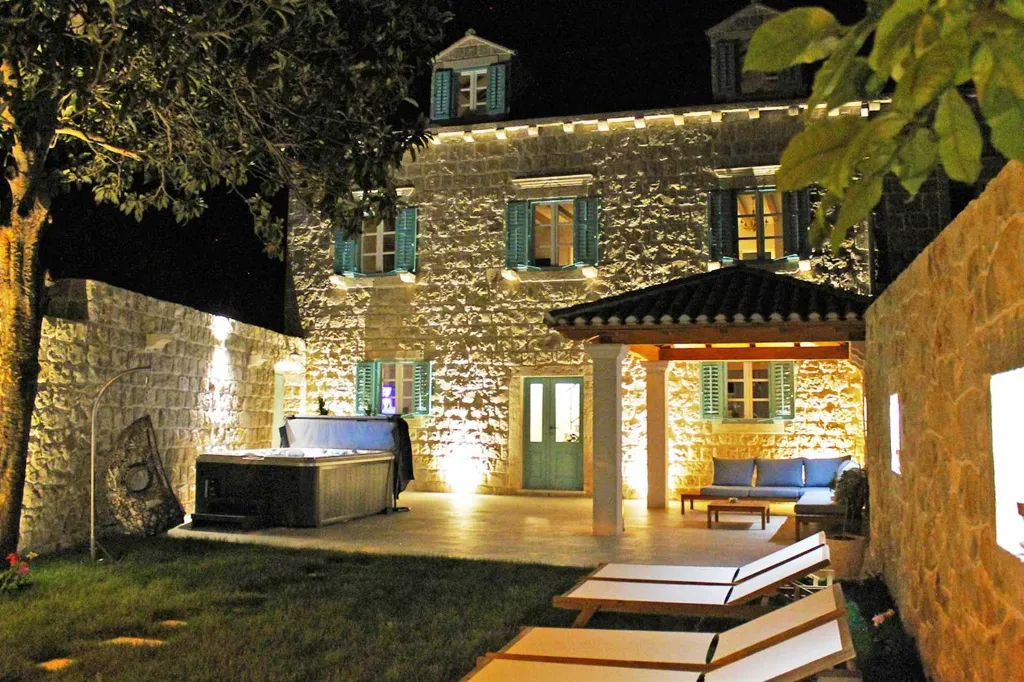 4-Bedroom Stone Villa with Jacuzzi in Cavtat