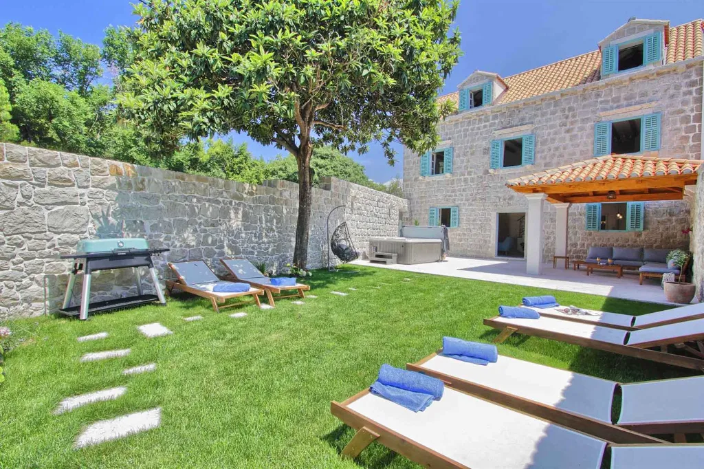 4-Bedroom Stone Villa with Jacuzzi in Cavtat