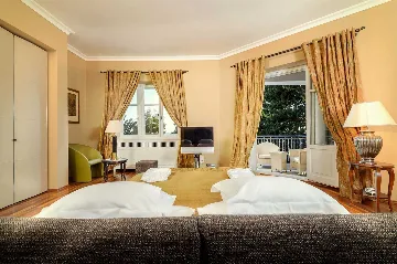 Villa with Jacuzzi Pool in Split for 10 Guests