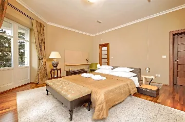 Villa with Jacuzzi Pool in Split for 10 Guests