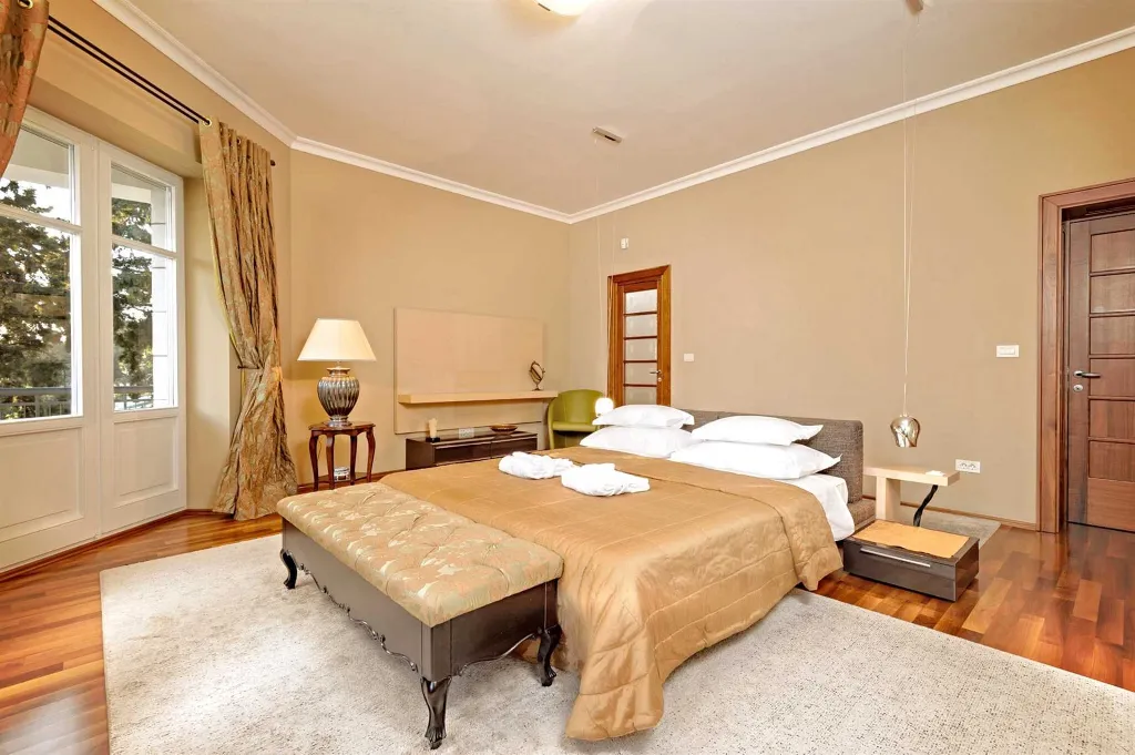 Villa with Jacuzzi Pool in Split for 10 Guests