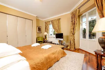 Villa with Jacuzzi Pool in Split for 10 Guests