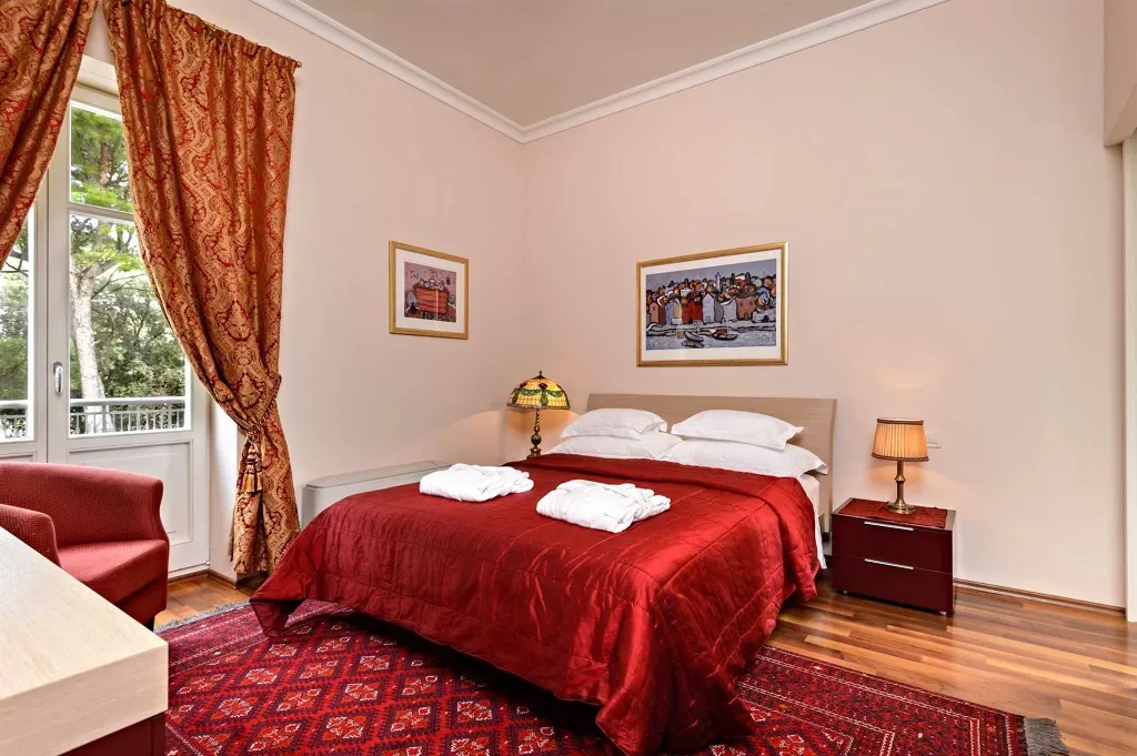 Villa with Jacuzzi Pool in Split for 10 Guests