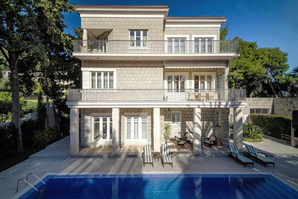 Villa with Jacuzzi Pool in Split for 10 Guests