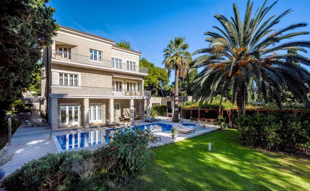 Villa with Jacuzzi Pool in Split for 10 Guests
