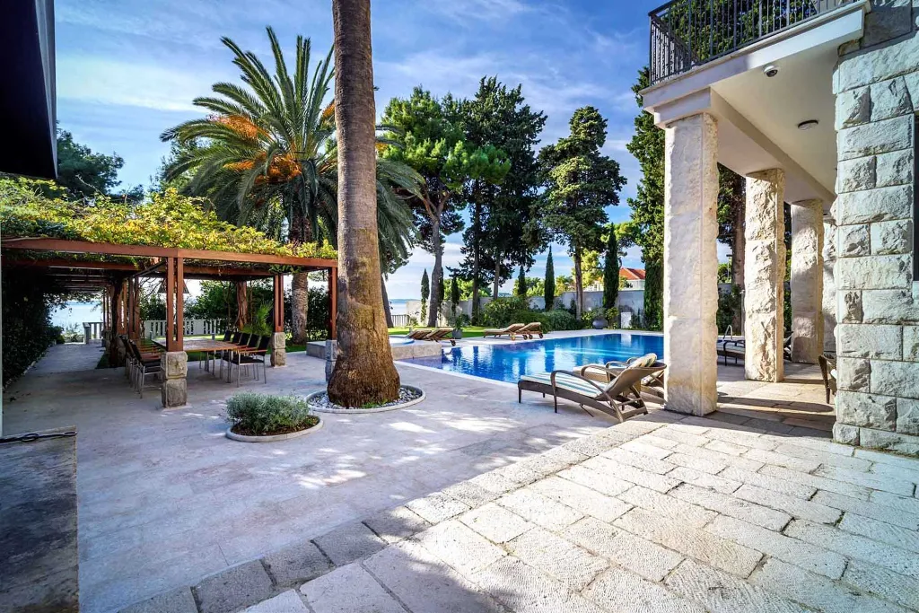 Villa with Jacuzzi Pool in Split for 10 Guests