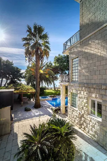 Villa with Jacuzzi Pool in Split for 10 Guests