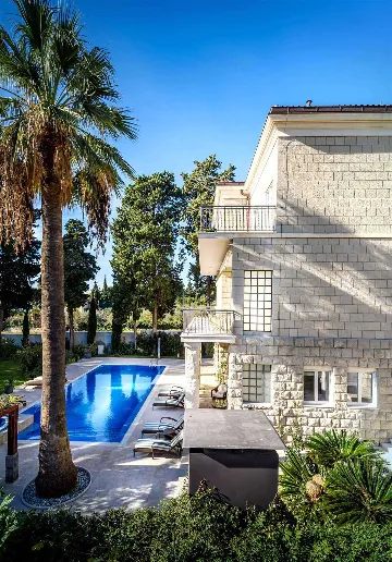Villa with Jacuzzi Pool in Split for 10 Guests