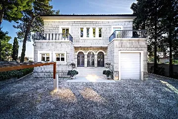 Villa with Jacuzzi Pool in Split for 10 Guests