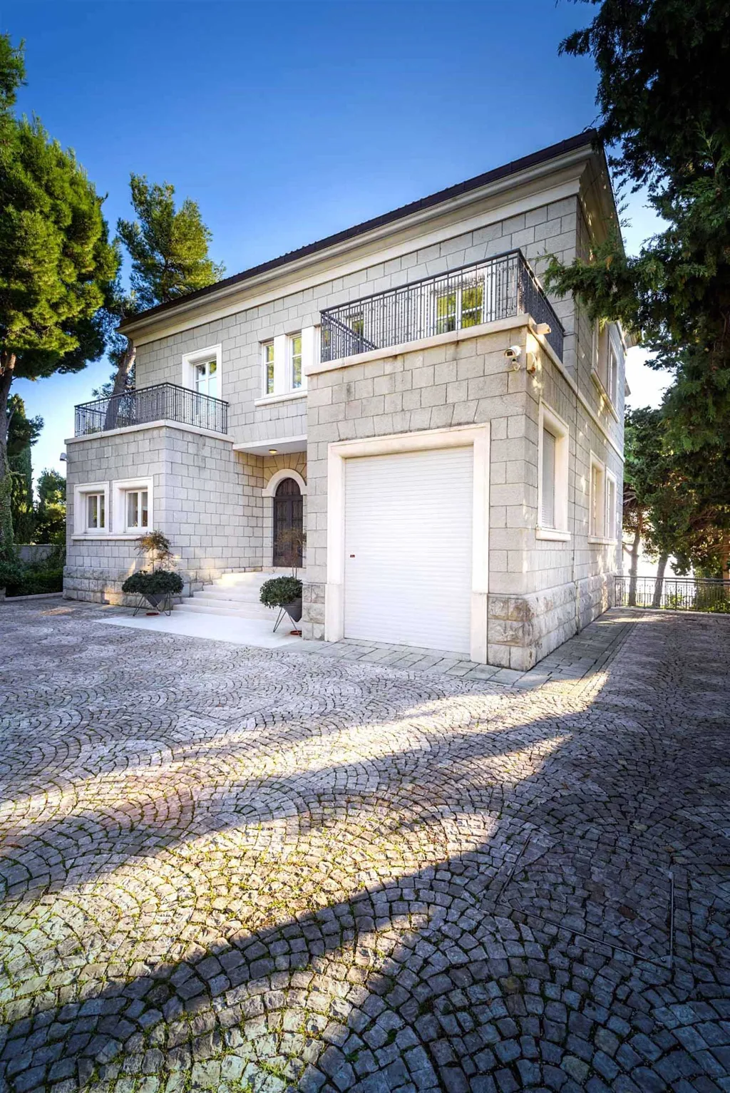 Villa with Jacuzzi Pool in Split for 10 Guests