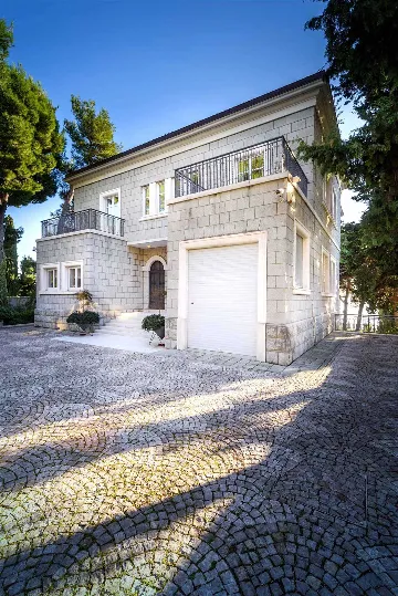 Villa with Jacuzzi Pool in Split for 10 Guests