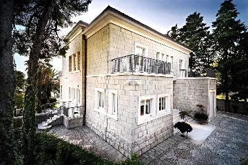 Villa with Jacuzzi Pool in Split for 10 Guests