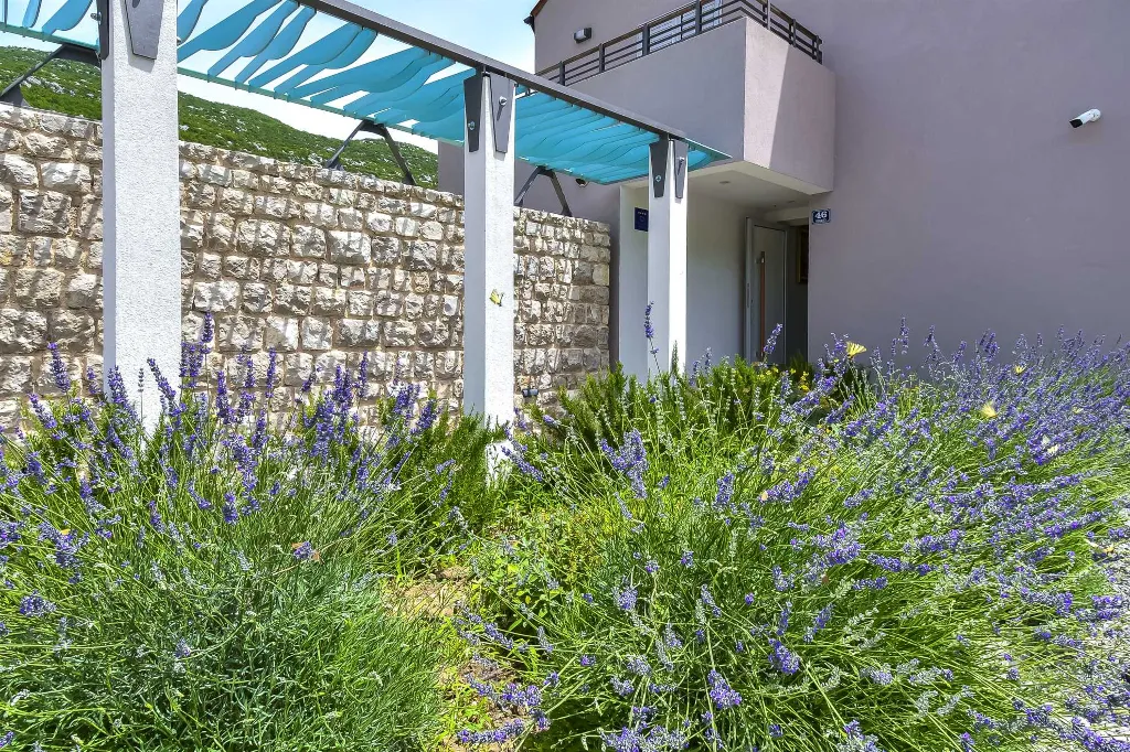 4-Bedroom Villa for 8 Guests in Zagvozd